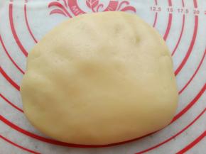 做好的面团包上保鲜膜放冰箱冷藏30分钟(面团不要过度揉，不然一会擀皮的时候会回缩)