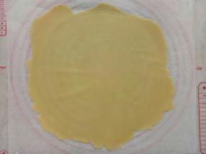 面团平均分成8份，每份面团放在油纸上擀成1mm左右的厚度(准备三张油纸，循环使用就可以了)