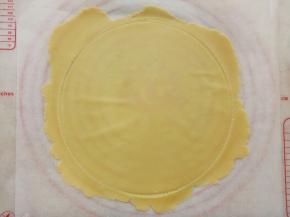 划好圆形之后，周围多余的面皮“不要”拿掉(多余的面皮跟着一起烤，一会还有用)