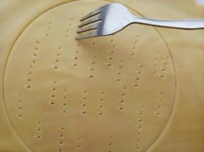 用叉子在面皮上均匀的扎上眼儿(防止烤的时候鼓包)