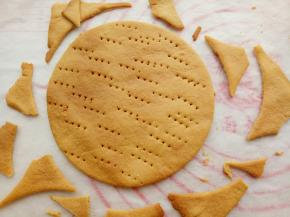 烤箱180度预热好之后，放入中层烤10分钟(每张皮烤10分钟)，刚烤好的时候是软的不用担心晾凉就硬了，然后把多余的地方掰下来(如果晾凉还是软的，可能是烤的时间不够，或者饼皮擀厚了)