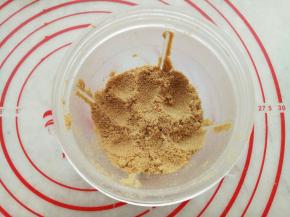 掰下来的多余饼皮放入料理机打成粉(没有料理机的可以放入塑料袋用擀面杖擀碎，尽量碎一些，吃起来口感更好)