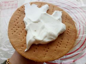 把奶油分成9份(有一份最后抹四周的)，每层饼皮抹的奶油量最好一致，这样成品出来后不但切面均匀漂亮，还避免奶油抹少的饼皮发硬。