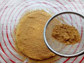 把打好的饼皮粉均匀的筛在上面。然后重复8次这样的操作。