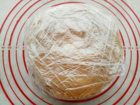 用保鲜膜包好，放冰箱冷藏5个小时以上，回潮后就可以食用了。(前一天做，第二天吃效果更好)