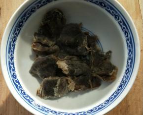 洗净，温水泡一会。