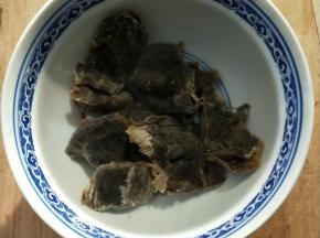 洗净，温水泡一会。