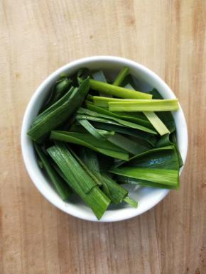 蒸的同时洗净蒜苗，切寸断。