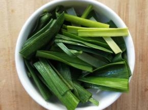 蒸的同时洗净蒜苗，切寸断。