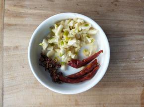 准备花椒，干辣椒，蒜末。