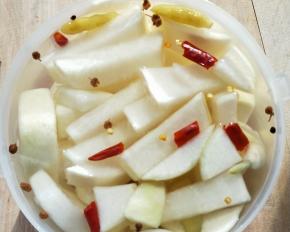 取出自制酸萝卜。