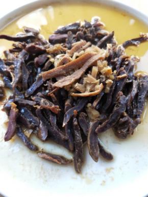 取出蒸熟的腊鸭心。