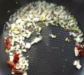 起油锅，放花椒蒜末干辣椒煸炒出香辣味。