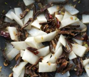 翻炒让腊鸭心入味。