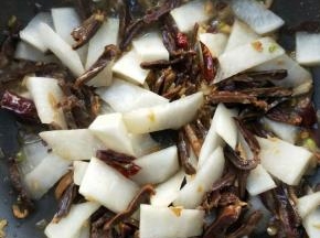 翻炒让腊鸭心入味。