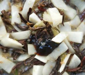 加蚝油，鸡精，再根据个人口味加适量盐调味。