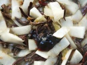 加蚝油，鸡精，再根据个人口味加适量盐调味。