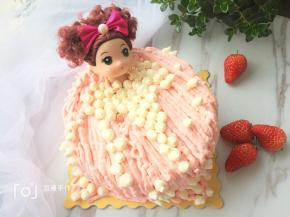 一条条挤上即可，全部挤好后用白色的淡奶油挤圆点装饰一下，萌萌的芭比娃娃蛋糕就完成啦