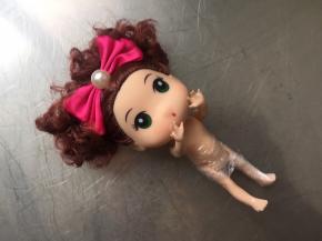 芭比娃娃洗净用保鲜膜包裹，可以全部包裹，我打算露出一个小脚丫