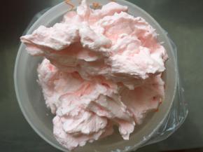 先取出一点淡奶油装进裱花袋中，不用很多，用于装饰泡泡，我忘记拍照片了。剩下的加入一丢丢食用色素拌匀装进裱花袋中，前段剪一个小口