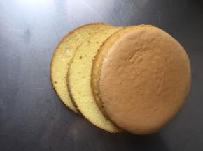 准备好戚风蛋糕，分成三片