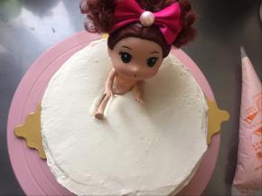 把芭比娃娃选择一个合适的位置插进去，稍微用力就可插进去