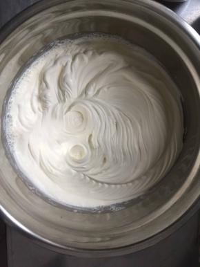 淡奶油加糖打发至八成发