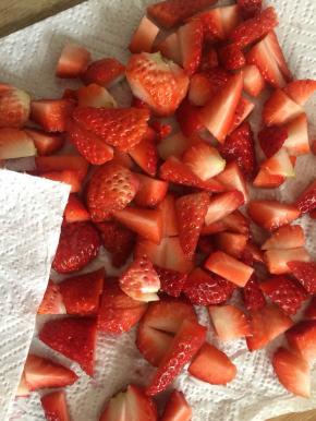 草莓洗净切成小块