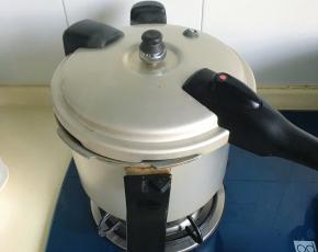 盖子无需盖紧，半盖就好，大火煮开后转中小火焖煮