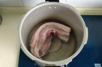 五花肉洗净焯水，重新换上干净的水