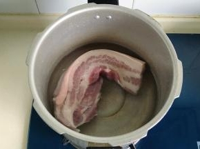五花肉洗净焯水，重新换上干净的水