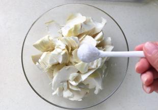 放入容器中，加入两勺盐