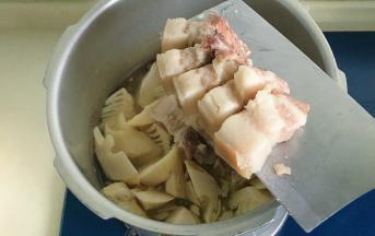 把切好的肉放入锅中