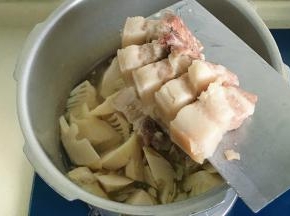 把切好的肉放入锅中