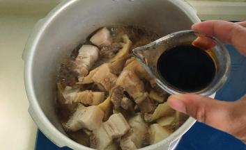 加入老抽和生抽