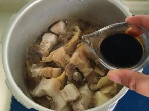 加入老抽和生抽