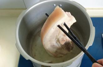 把煮熟的肉捞出