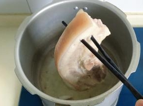 把煮熟的肉捞出