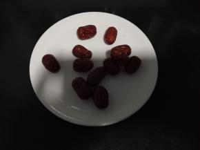 准备红枣（晚上拍照不够清晰）。