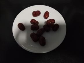 准备红枣（晚上拍照不够清晰）。