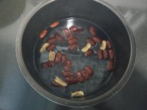 倒入电压力锅内胆，加适量的清水。