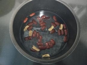 倒入电压力锅内胆，加适量的清水。