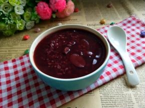 提示音响了，，粥煮好了，友友可以根据自己的口味，添加适量的白糖。