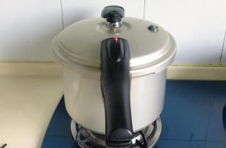 加盖大火煮开上汽后继续煮八、九分钟，关火后焖一会