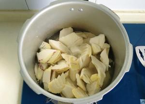 把腌好的毛笋倒入煮过肉的锅里，肉汤不够再加一些水进去煮，大火煮开上汽后继续煮五六分钟