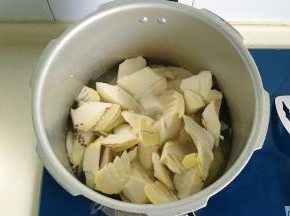 把腌好的毛笋倒入煮过肉的锅里，肉汤不够再加一些水进去煮，大火煮开上汽后继续煮五六分钟
