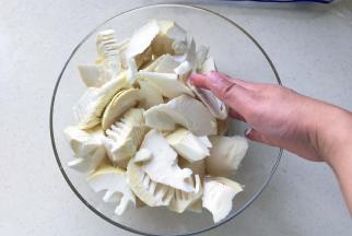 用手搅拌均匀，放一边腌制一会