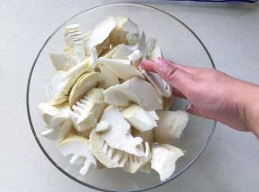 用手搅拌均匀，放一边腌制一会