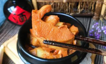 毛笋很好地吸收了肉汁的油润，一口咬下去香甜可口