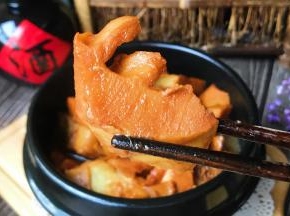 毛笋很好地吸收了肉汁的油润，一口咬下去香甜可口